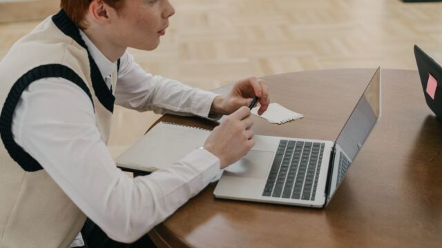 Como usar IA para estudar para concurso: 3 erros e o fluxo