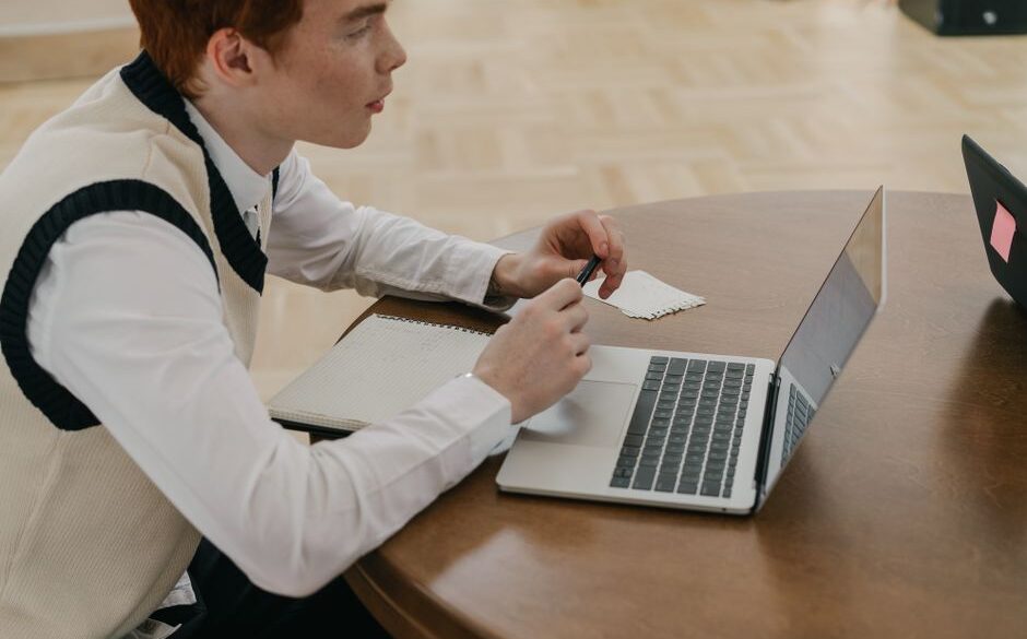 Como usar IA para estudar para concurso: 3 erros e o fluxo