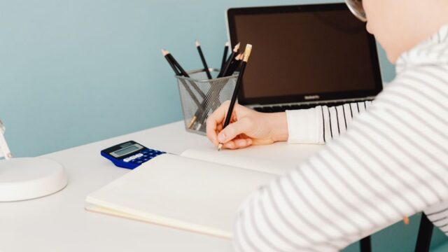 Simulados para Concursos Públicos: Como 1 por Semana Me Fez Passar (2026)